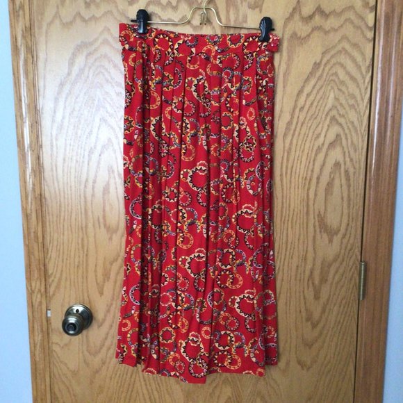 Petite Sophisticate - Red skirt with circles and triangles of yellow and black - Picture 5 of 10